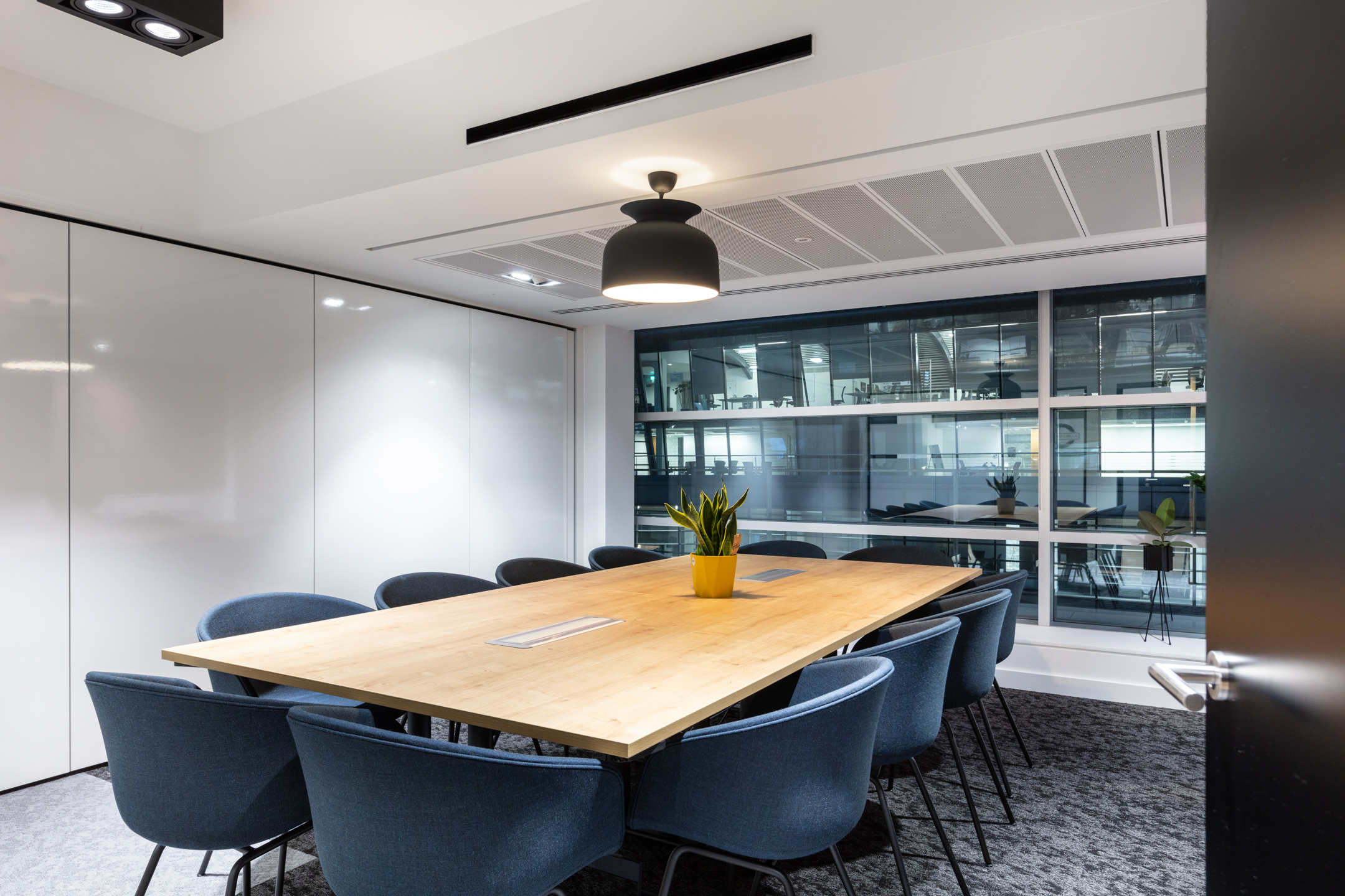 Contemporary meeting room at Knotel High Holborn with a minimalist design and ample natural light. Designed by Modus Workspace to provide an ideal setting for productive meetings.