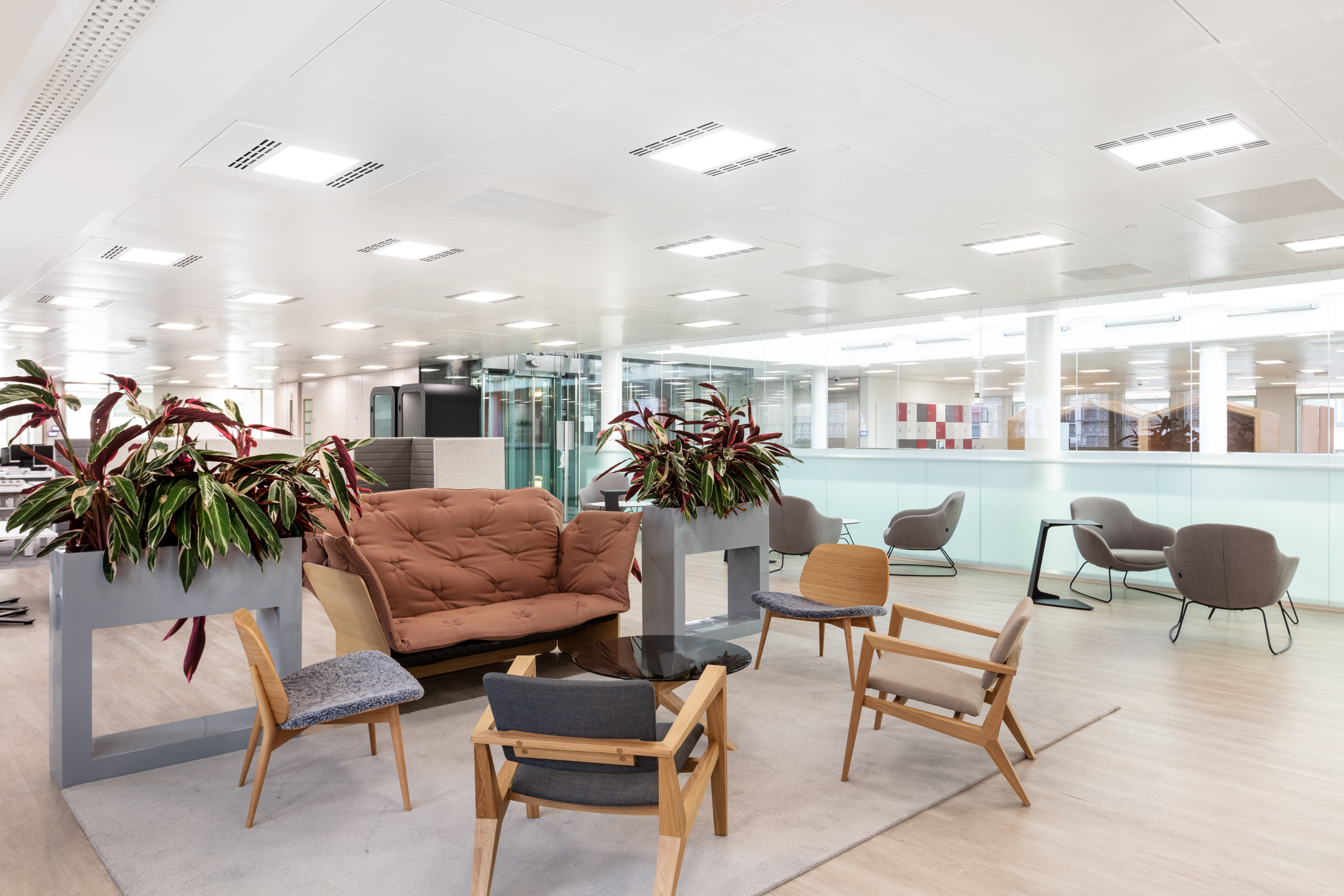 Bright and airy breakout space with casual seating at Fujitsu Services Marylebone office. Designed by Modus Workspace for relaxation and collaboration