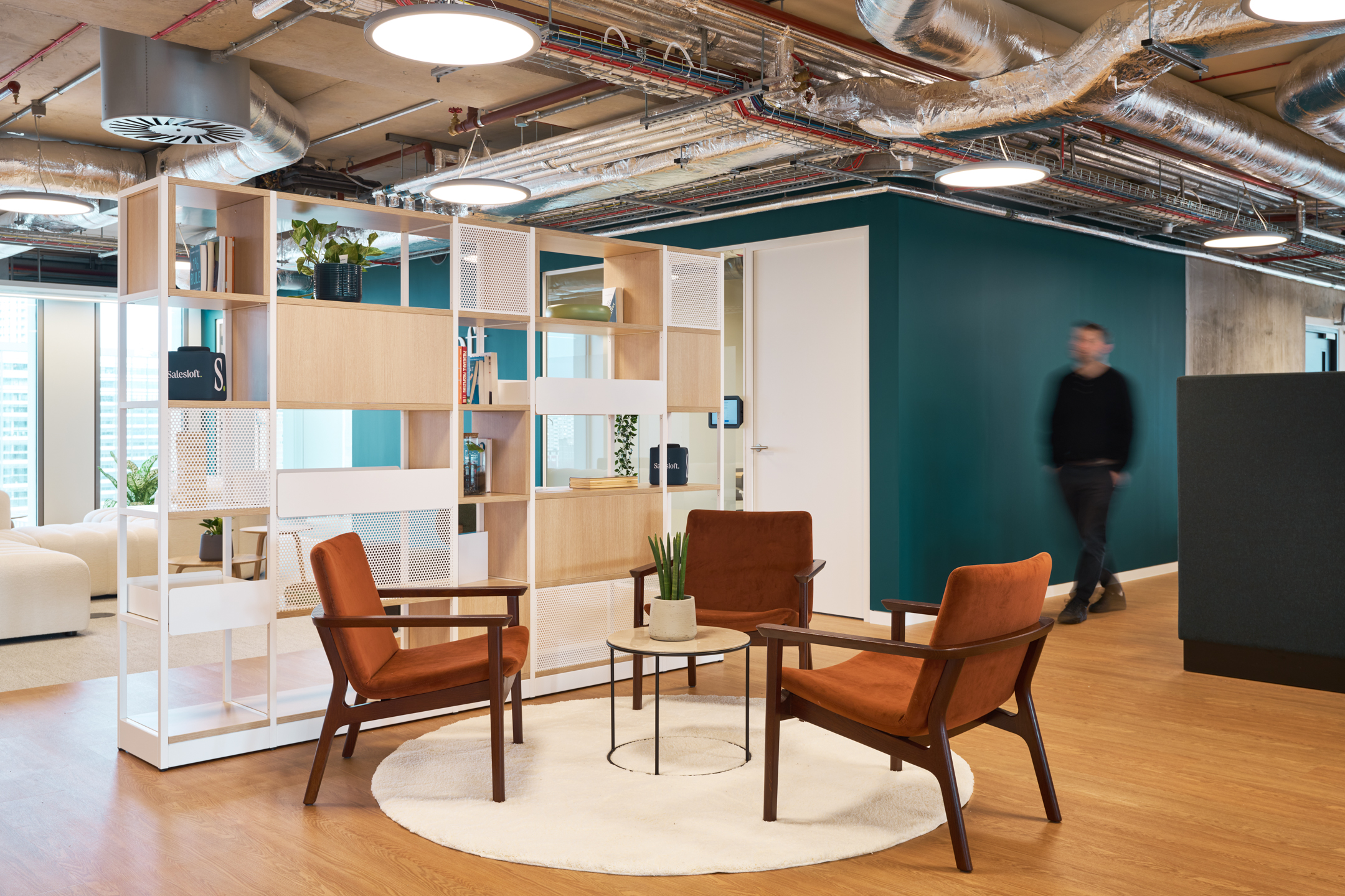 A flexible breakout area in Salesloft’s office at the HYLO building, perfect for informal meetings or relaxed work, reflecting a modern and collaborative workspace design.